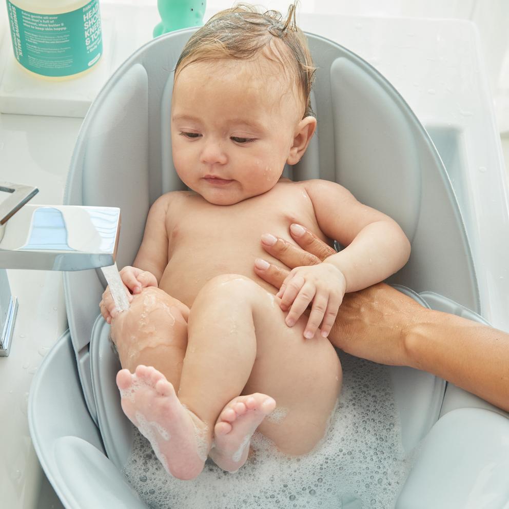 Bathing newborn in sink fashion